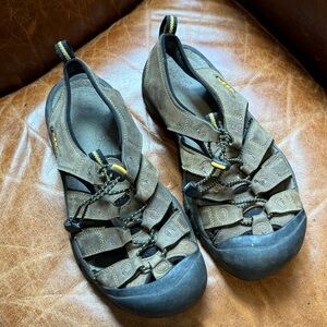 KEEN men’s shoes.Preloved but lots of mileage left in them.